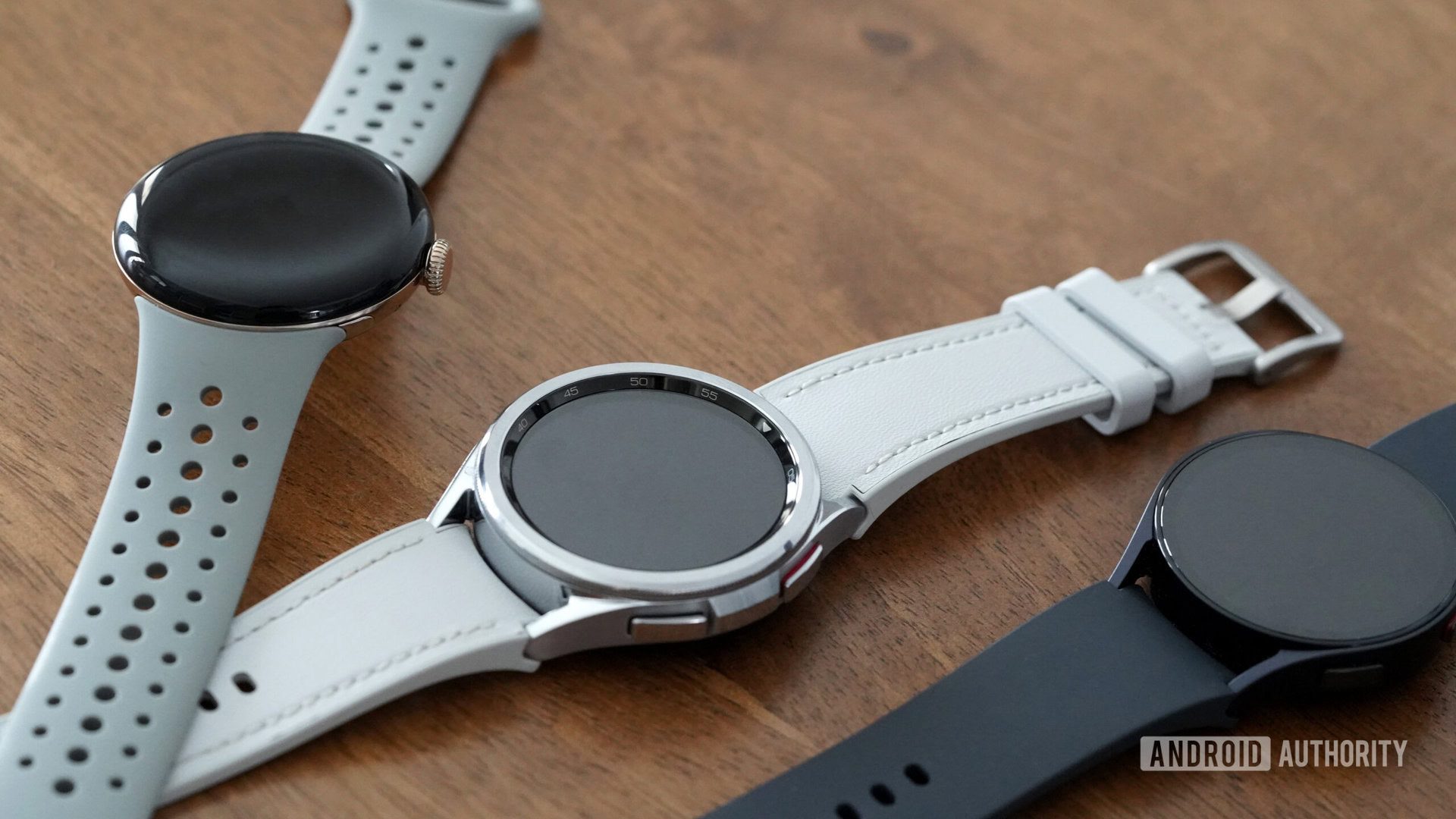 Galaxy Watch 6, 6 Classic ve Pixel Watch 2 bir masanın üzerinde duruyor.