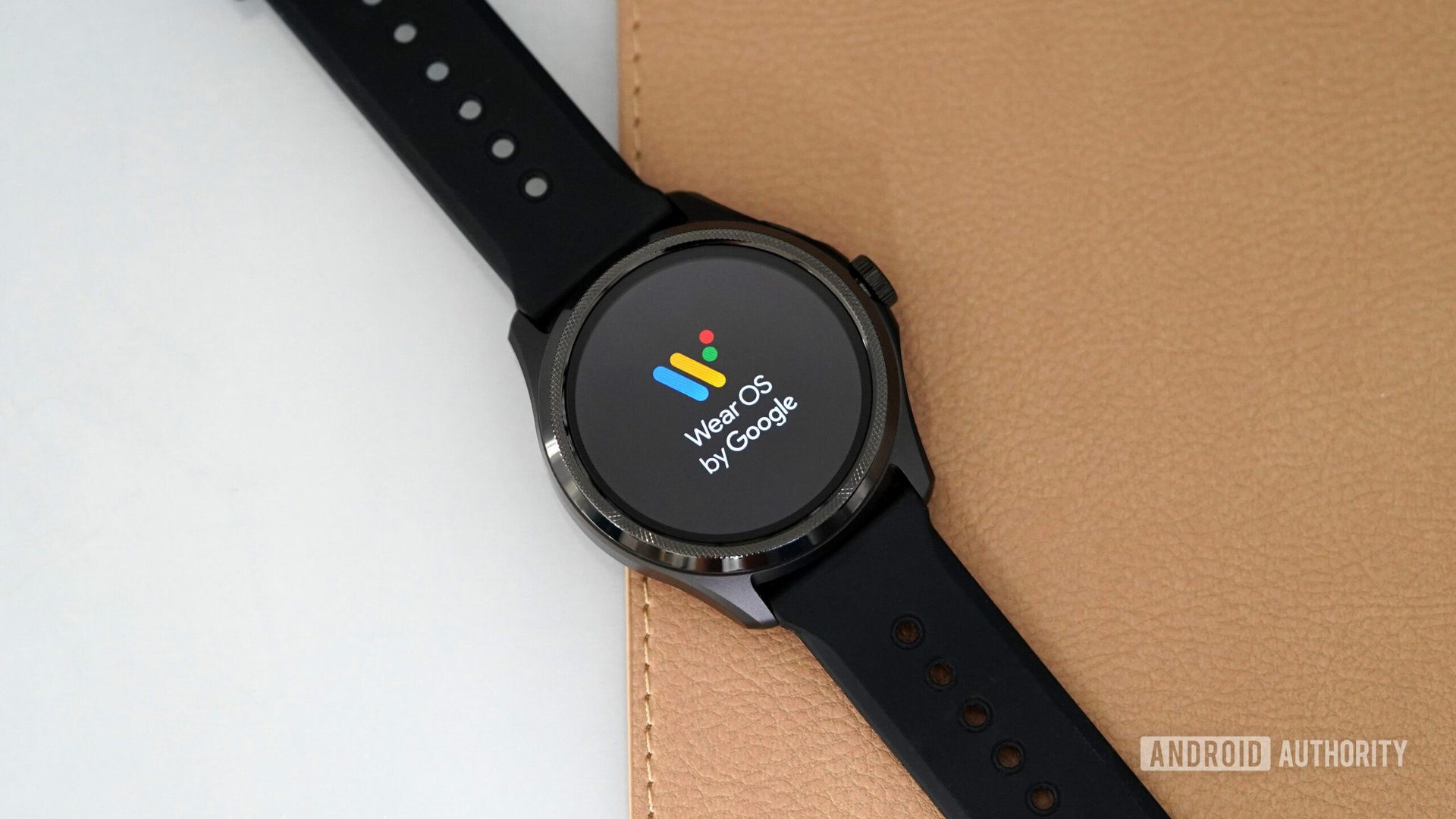 TicWatch Pro 5, ekranda Wear OS logosunu görüntüler.