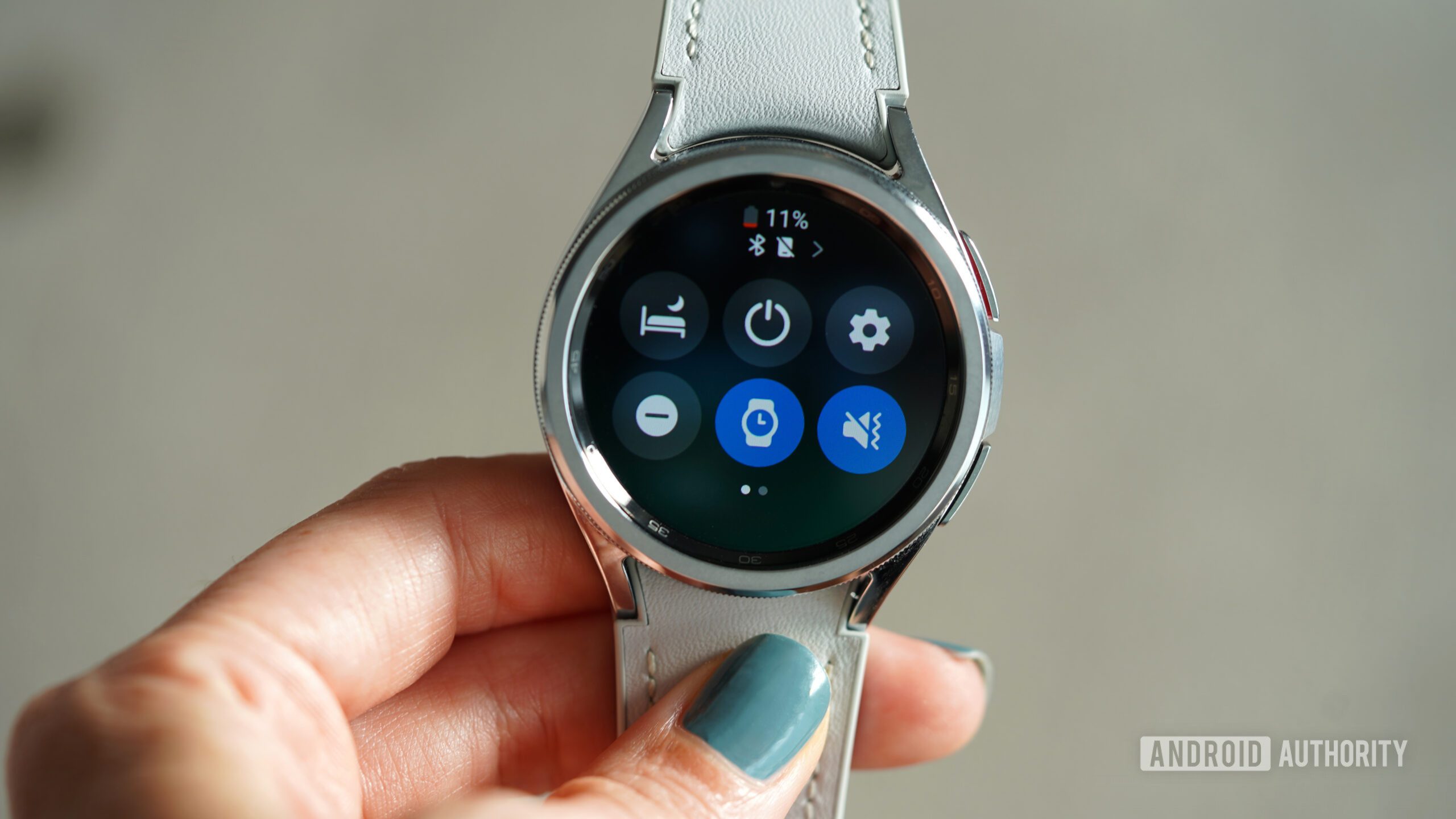 Bir kullanıcı Samsung Galaxy Watch 6 cihazının hızlı ayarlar paneline erişiyor.