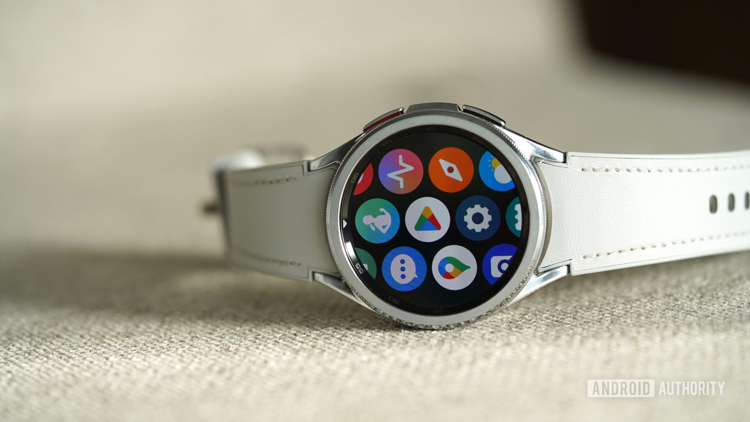 Sasmung Galaxy Watch 6 Classic, Wear OS 4'ü piyasaya süren ilk iki cihazdan biri.