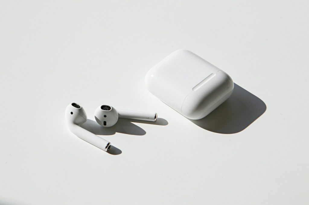 Apple Kameralı AirPods Üretimine 2026'da Başlayacak