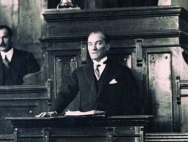 Atatürk’ün Yazdığı Eserler: Kapsamlı İnceleme ve Etkileri